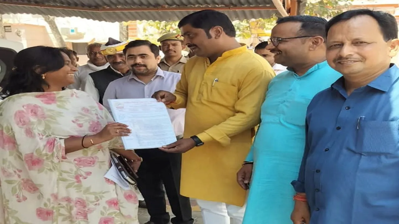  बहराइच: बीमार और प्रसूतिका कर्मचारियों की चुनाव में लगा दी ड्यूटी, पदाधिकारियों ने किया प्रदर्शन