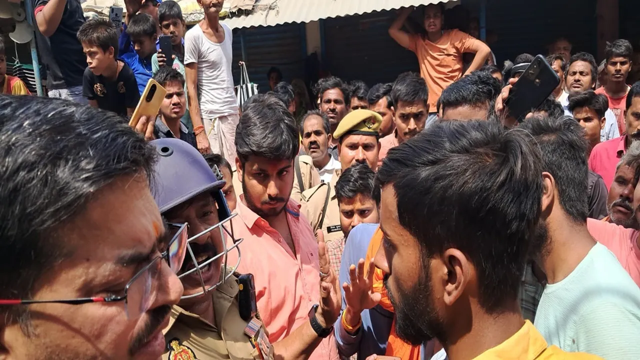 बहराइच: मवेशी के वध से नाराज लोगों ने बाजार बंद कर किया प्रदर्शन, पुलिस से हुई झड़प, साक्ष्य छिपाने का आरोप