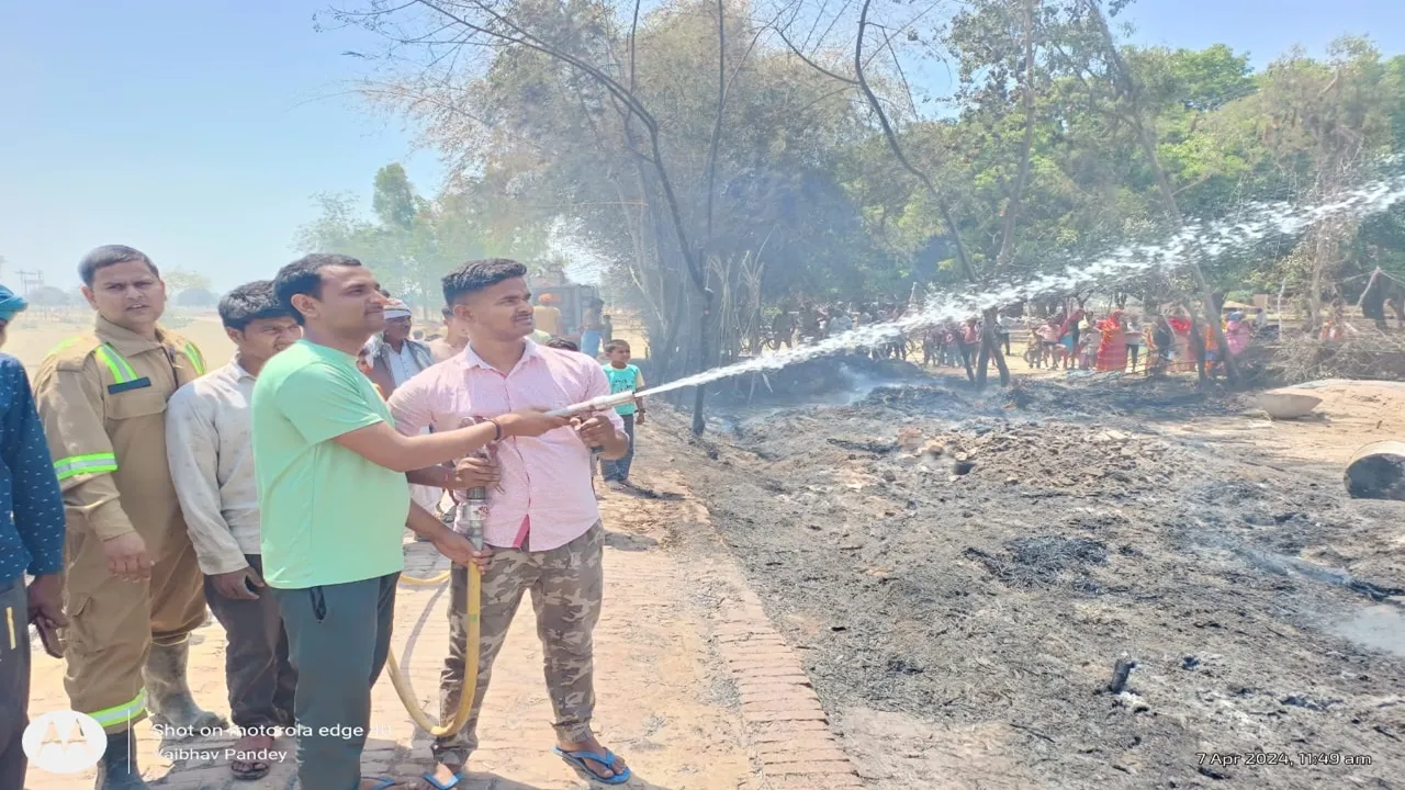 बहराइच: शार्ट सर्किट से फूस के मकानों में लगी आग, दमकल कर्मियों ने पाया काबू