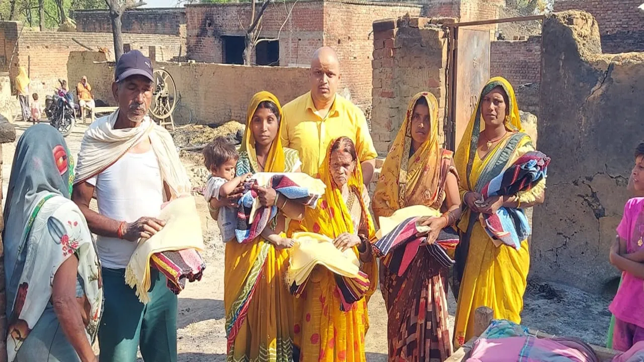 अयोध्या: तीन ब्लॉकों के 17 अग्निपीड़ितों को दी गई मदद