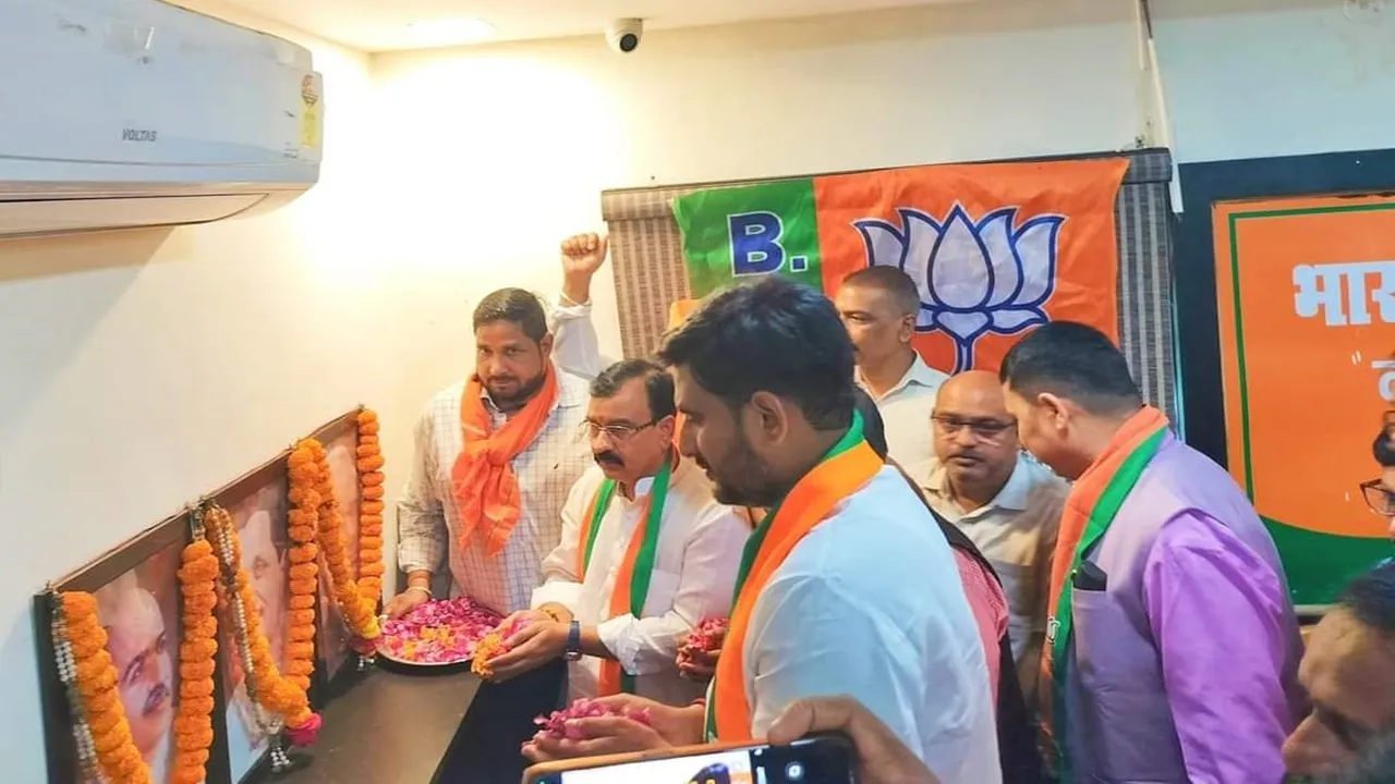 पार्टी का ध्वज फहराकर, महापुरुषों को पुष्पांजलि अर्पित कर भाजपा ने मनाया स्थापना दिवस