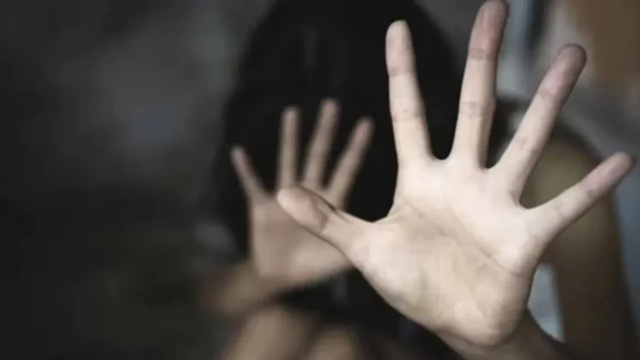 नोएडा: सोशल मीडिया पर की छात्रा से दोस्ती, होटल में बुलकर की रेप की कोशिश, अब दे रहा ये धमकी