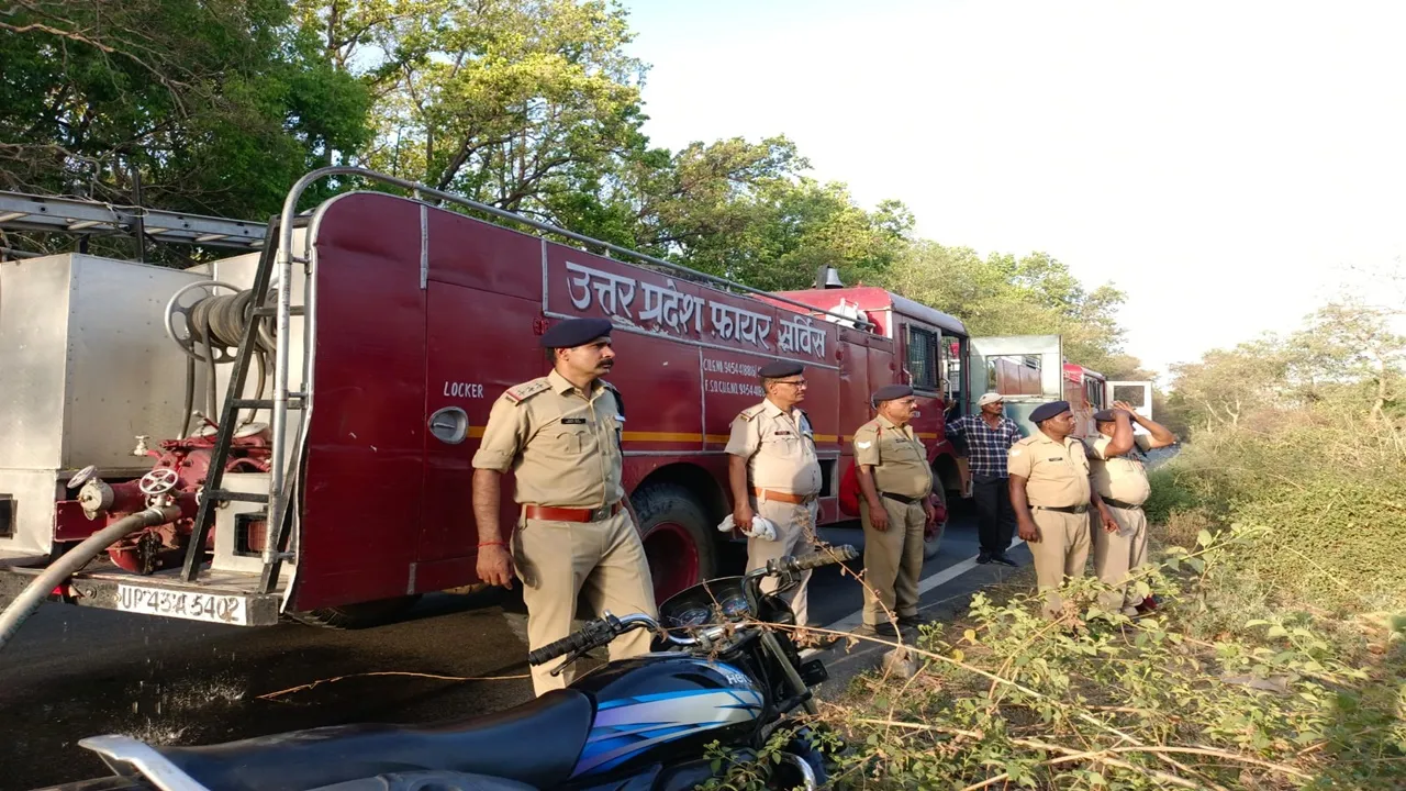 गोंडा: रेलवे लाइन के किनारे झाड़ियों में भीषण आग ढाई घंटा आवागमन रहा बाधित