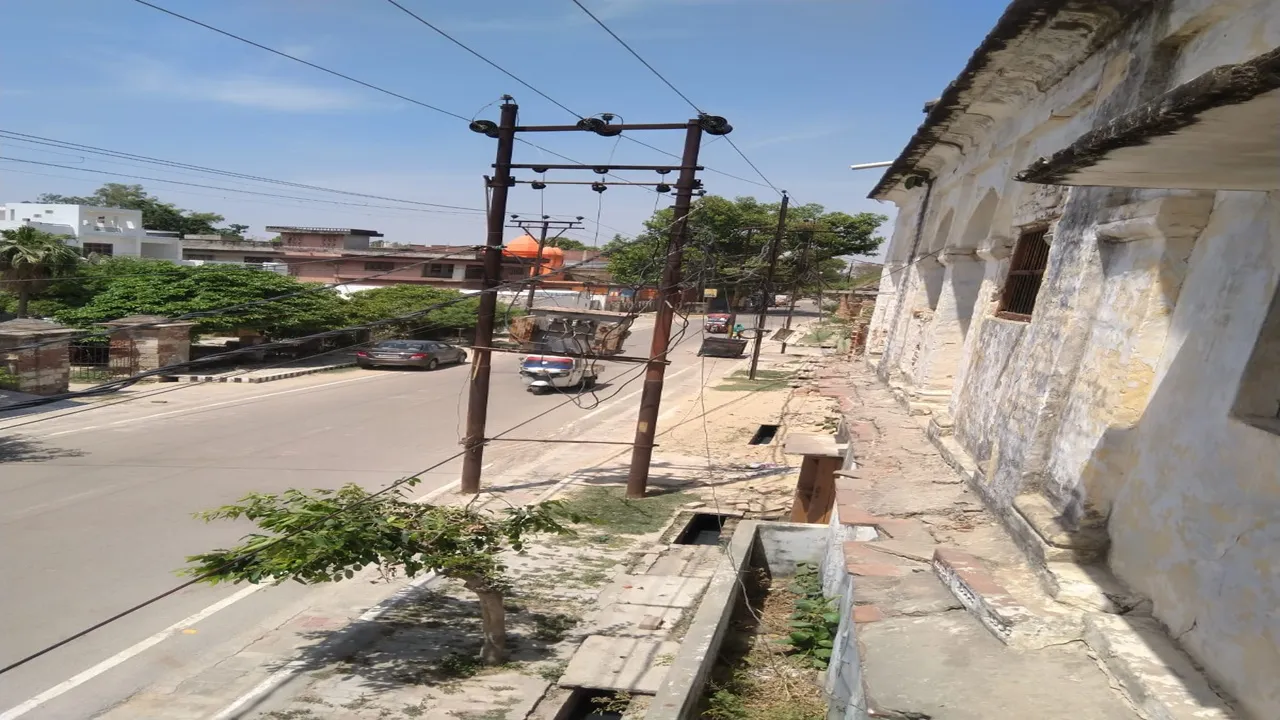 अयोध्या: 15 घंटे बाद भी नहीं गया बदला जला ट्रांसफार्मर, SP सिटी और CID कार्यालय भी जद में