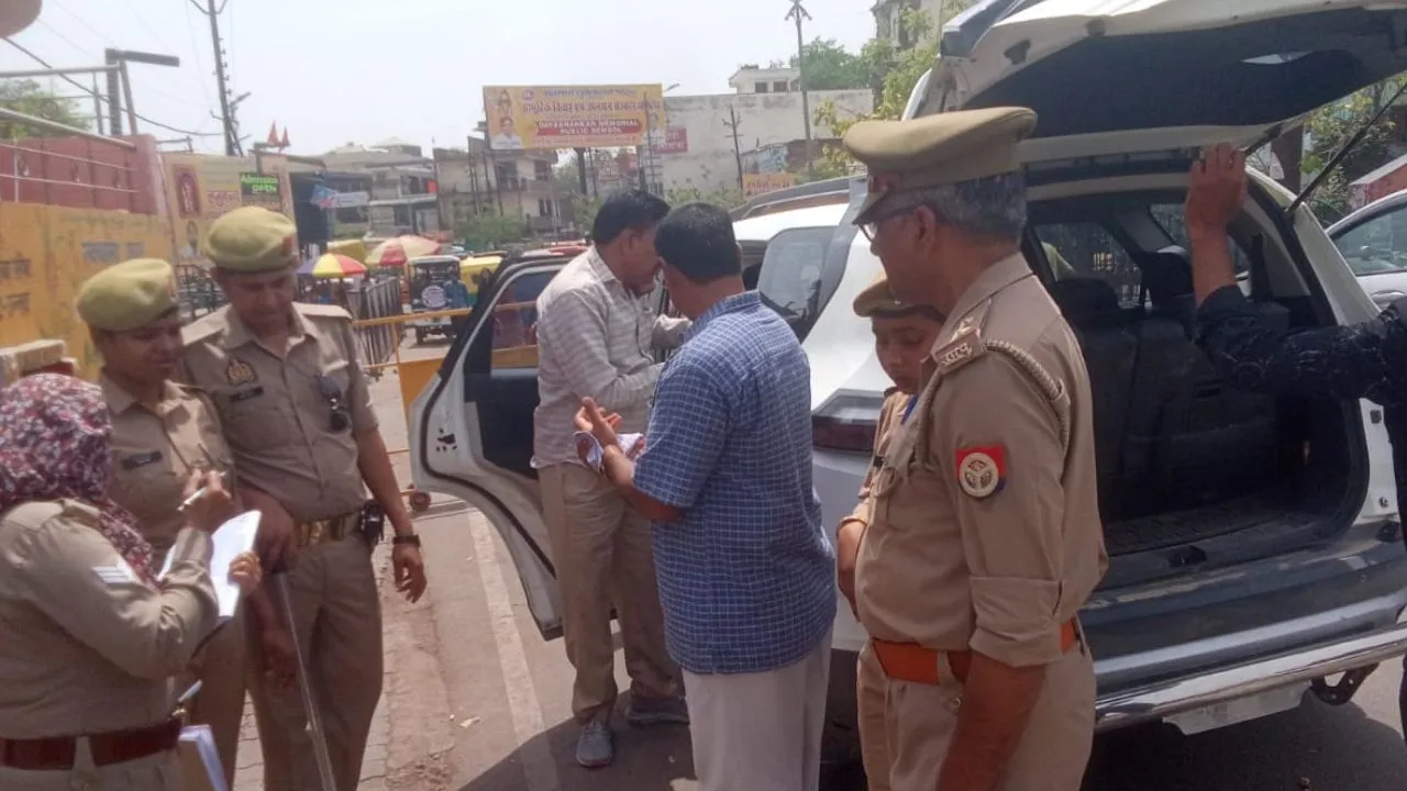 Unnao News: जनपद की सीमाओं पर हो रही सघन चेकिंग...वाहनों पर लगे झंडों को उतरवा रही स्टेटिक मजिस्ट्रेट 