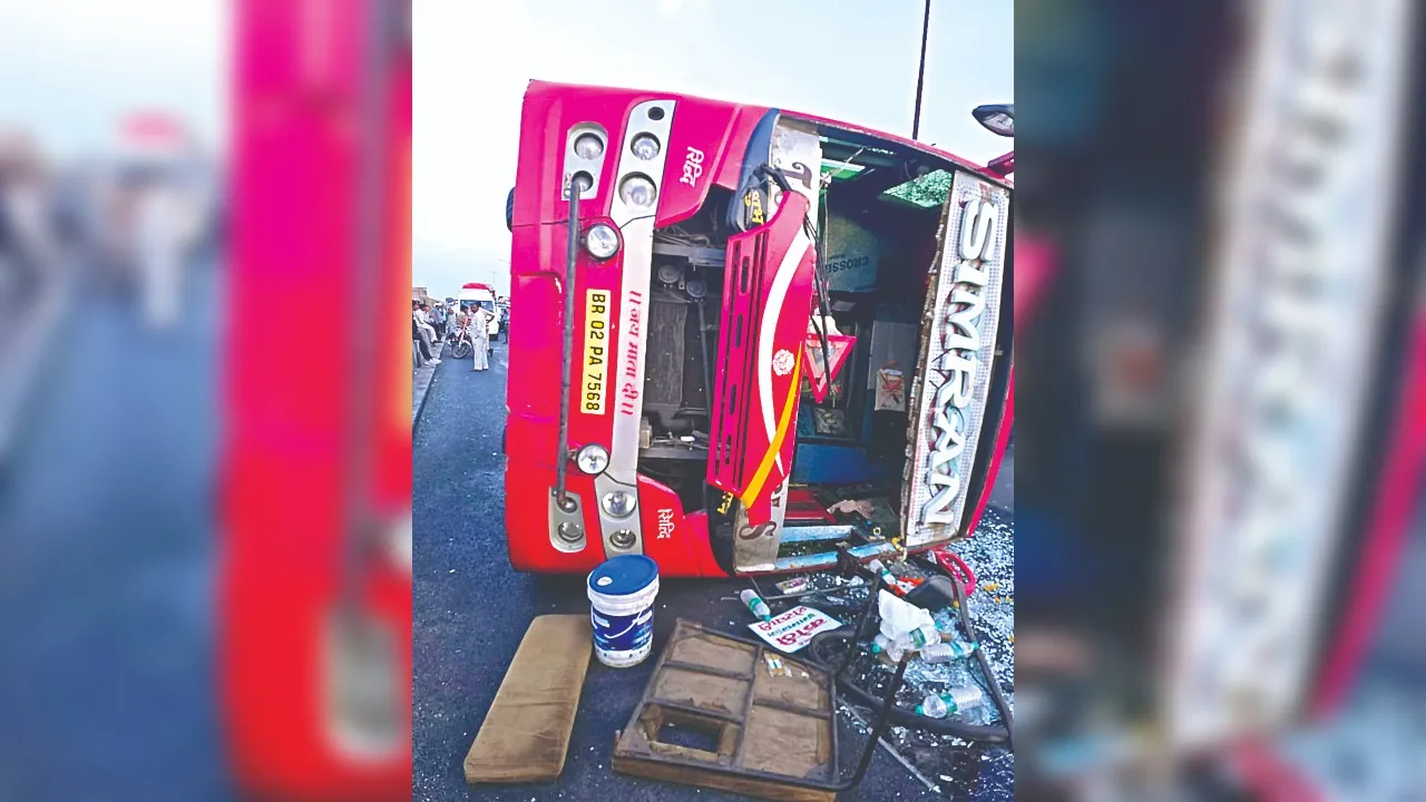 Kanpur: हाईवे पर पलटी प्राइवेट बस; खिड़कियों के शीशे तोड़ सवारियों को निकाला गया बाहर, मासूम गंभीर रूप से घायल 