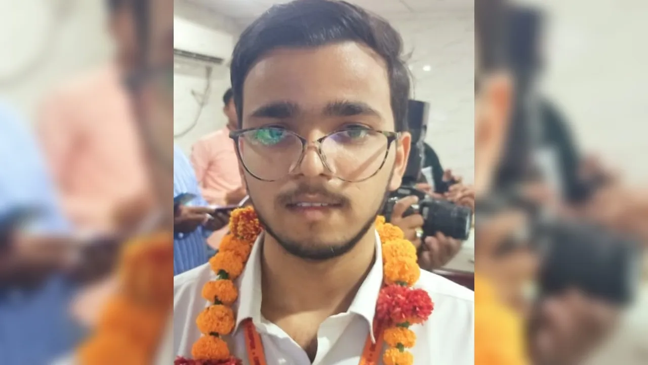 UP Board Result 2024: आज माता-पिता जीवित होते तो मुझे गले लगाकर बधाई देते...मेधावी छात्र का छलका दर्द