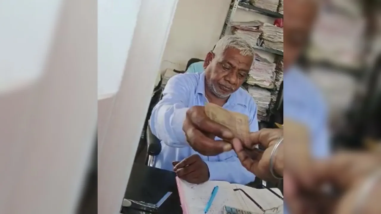 Unnao: रिश्वत लेते हुये पालिका के बाबू का वीडियो वायरल; मृत्यु प्रमाणपत्र बनाने के लिए वसूले थे रुपये! 