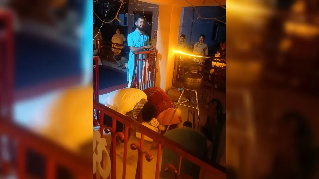Chitrakoot: पुलिस की पहल पर युगल ने दांपत्य जीवन में रखा कदम; थाना परिसर में हुई शादी 