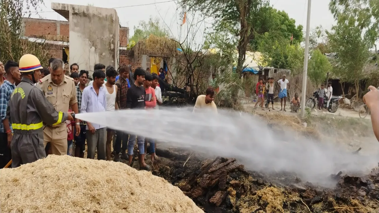 बाराबंकी: अज्ञात कारणों से लगी भीषण आग, लाखों का हुआ नुकसान