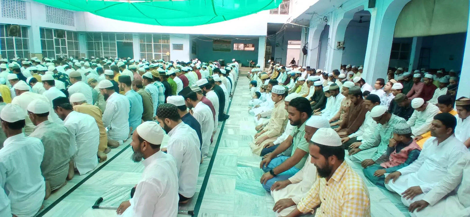 कासगंज: अल्लाह की इबादत में उठे हजारों हाथ, मांगी अमन चैन की दुआ