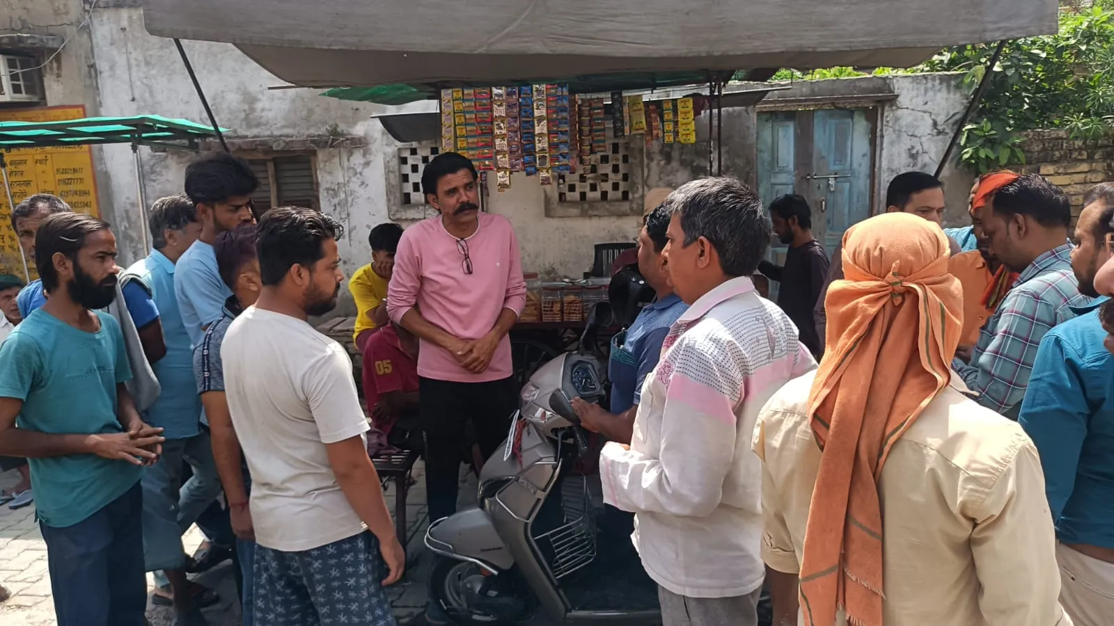 कासगंज : डिवाइडर के मध्य आने जाने के लिए खोला जाए रास्ता, स्थानीय लोगों की पालिका अधिकारियों से हुई कहासुनी 