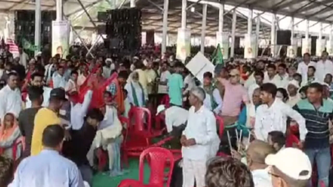 रांची: इंडी गठबंधन की रैली में दो गुटों के बीच झड़प, जमकर चलीं कुर्सियां