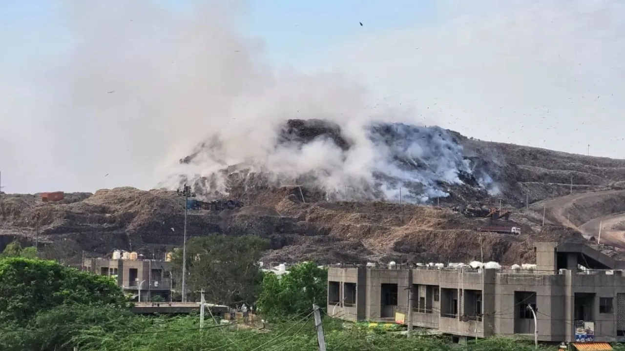 दिल्ली: गाजीपुर ‘लैंडफिल’ में लगी आग से अब भी निकल रहा धुआं, लोगों को सांस लेने में दिक्कत 