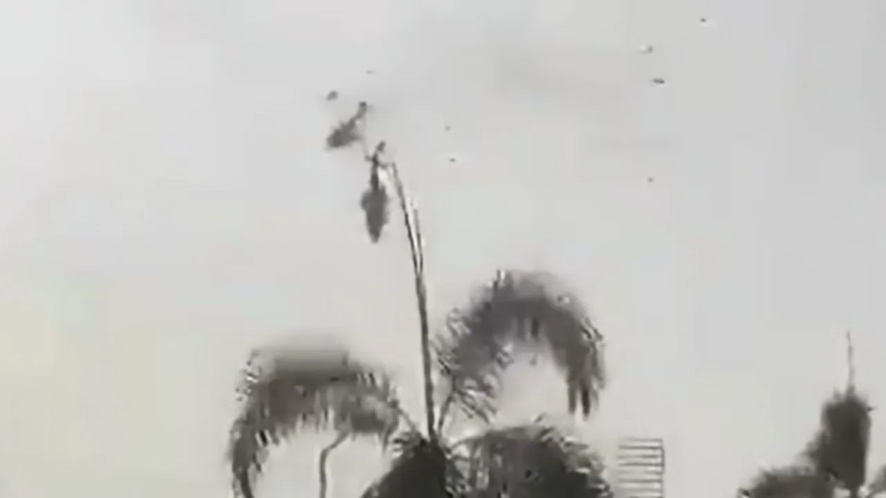 मलेशिया : प्रशिक्षण के दौरान दो सैन्य हेलीकॉप्टर आपस में टकराये, 10 लोगों की मौत 