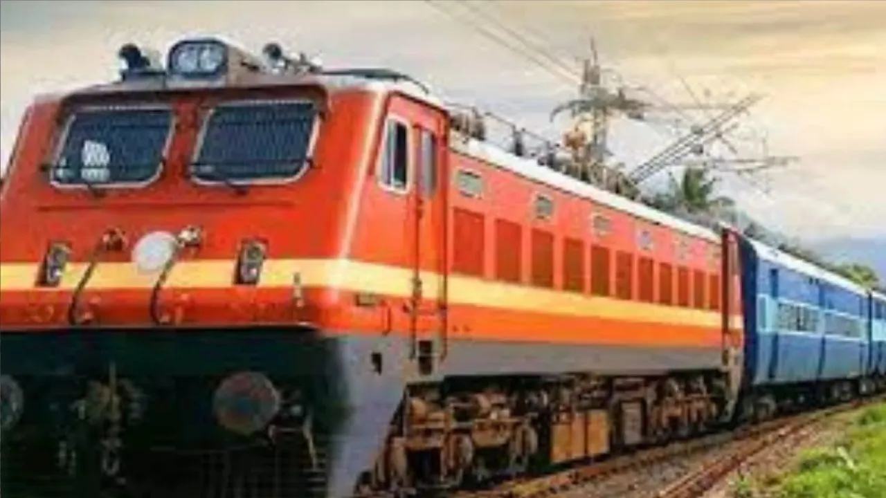 बरेली: रेलवे फाटक पर ट्रेन गुजरने के दौरान चपेट में आया फल विक्रेता, मौके पर मौत