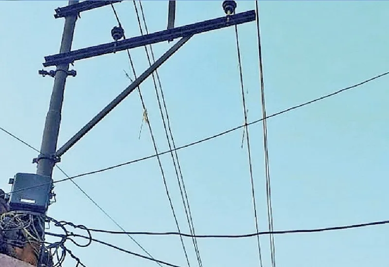 संभल : हाईटेंशन लाइन से टच हुआ केबल तो जले उपकरण, मासूम झुलसी  