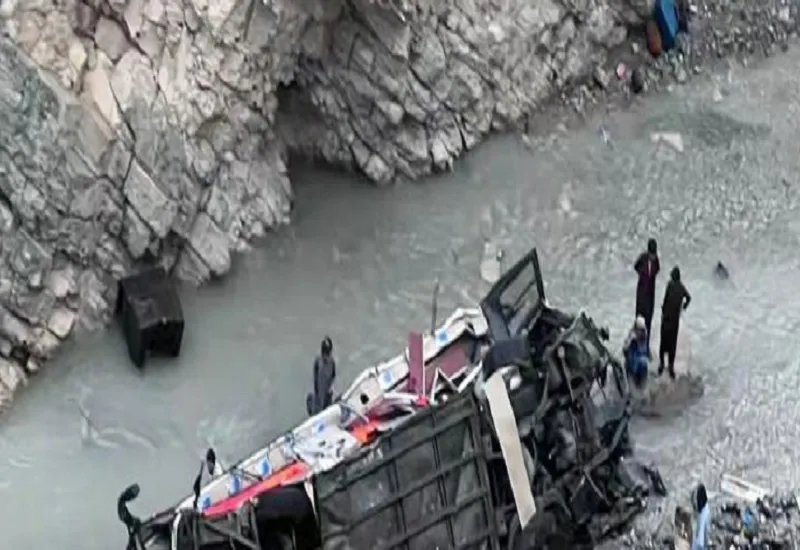 पाकिस्तान के बलूचिस्तान प्रांत में बस खाई में गिरी, 17 तीर्थयात्रियों की मौत 