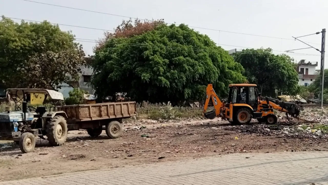 Unnao: रेलवे ट्रैक का किनारा बना नगर पालिका का डंपिंग सेंटर, शिकायतों के बावजूद भी नहीं रोकते जिम्मेदार