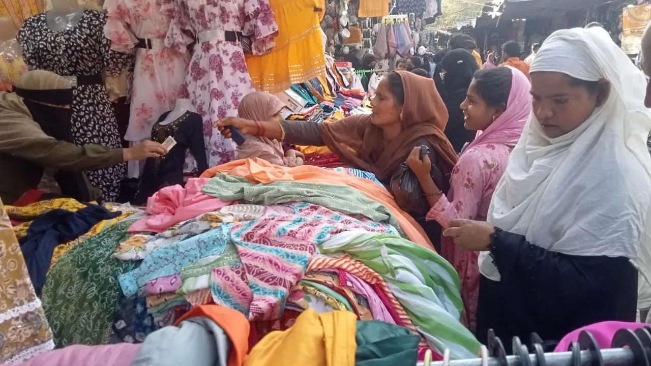 Unnao: ईद के त्योहार पर युवा कलरफुल लखनऊवा चिकन के तो बुजुर्ग सफेद कुर्ते कर रहे पसंद...बाजार में खरीदारों की भीड़