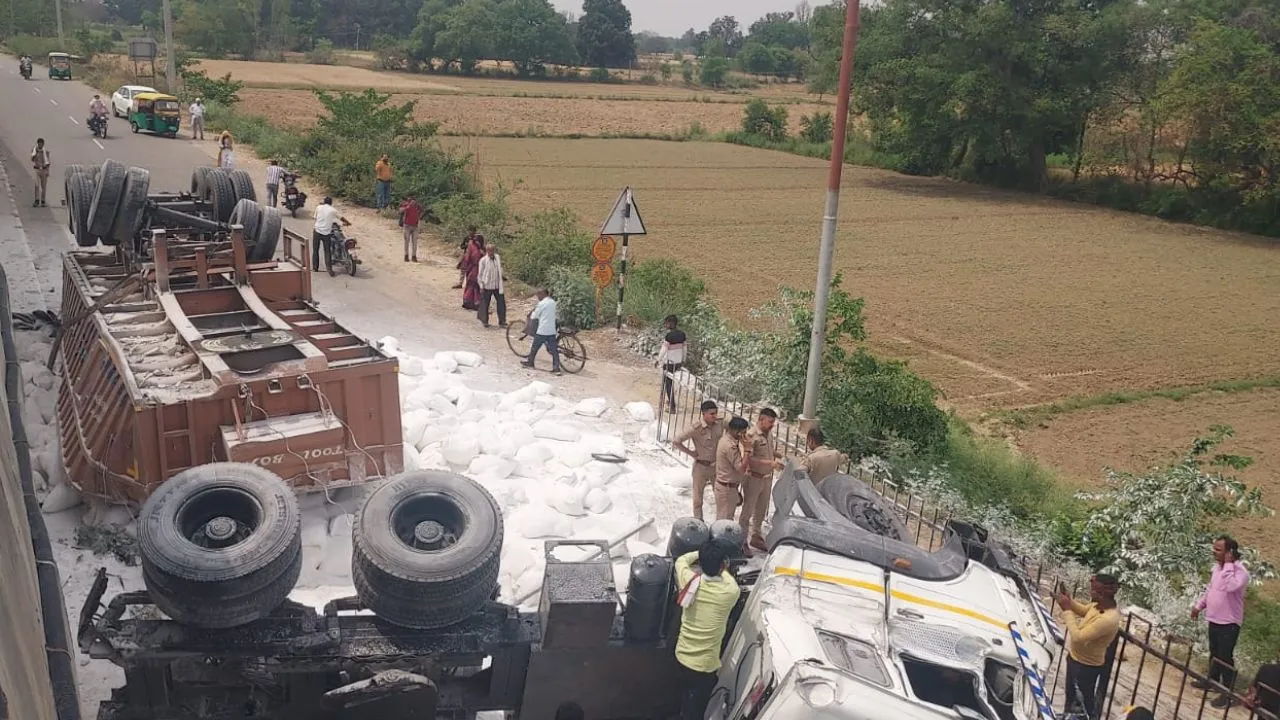 Etawah News: चूना लदा ट्रक वेकाबू होकर ओवरब्रिज पुल से नीचे गिरा, हादसे में चालक घायल 