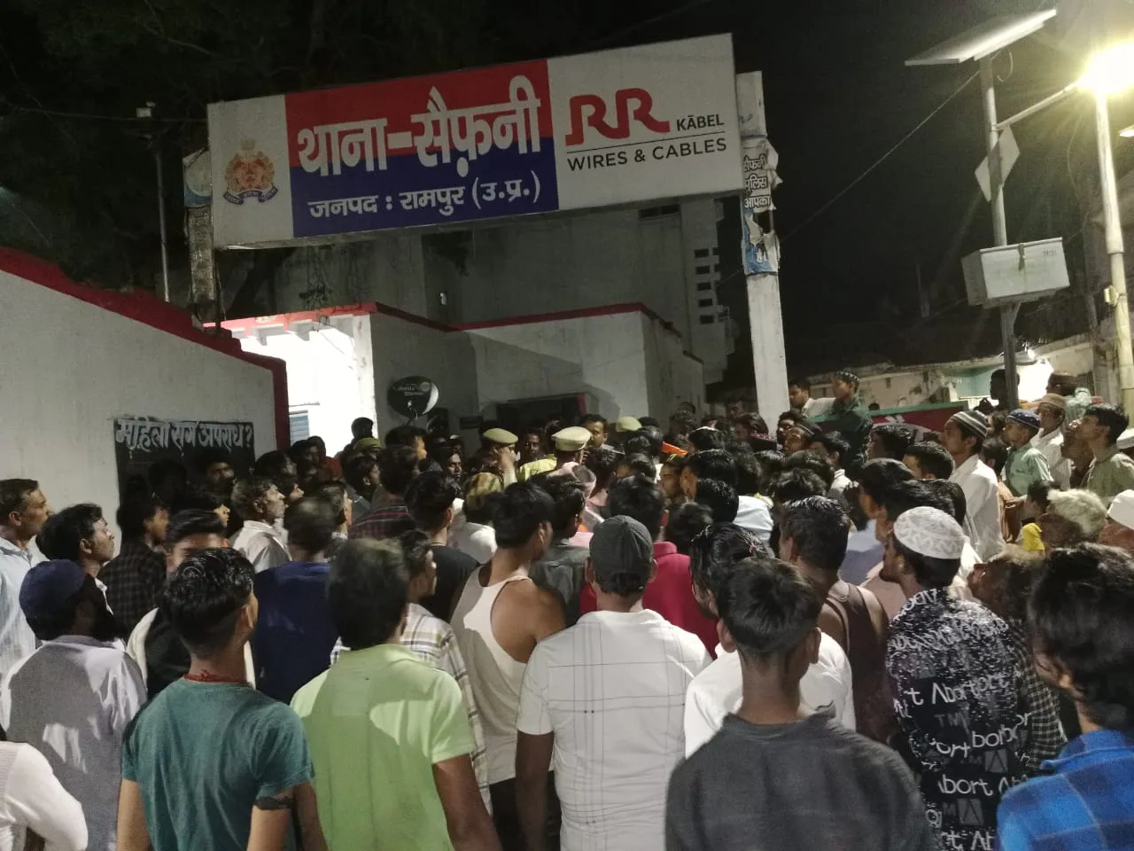 रामपुर: मवेशी के विवाद में युवक के सीने में चाकू मारकर हत्या, थाना परिसर में लोगों ने किया हंगामा