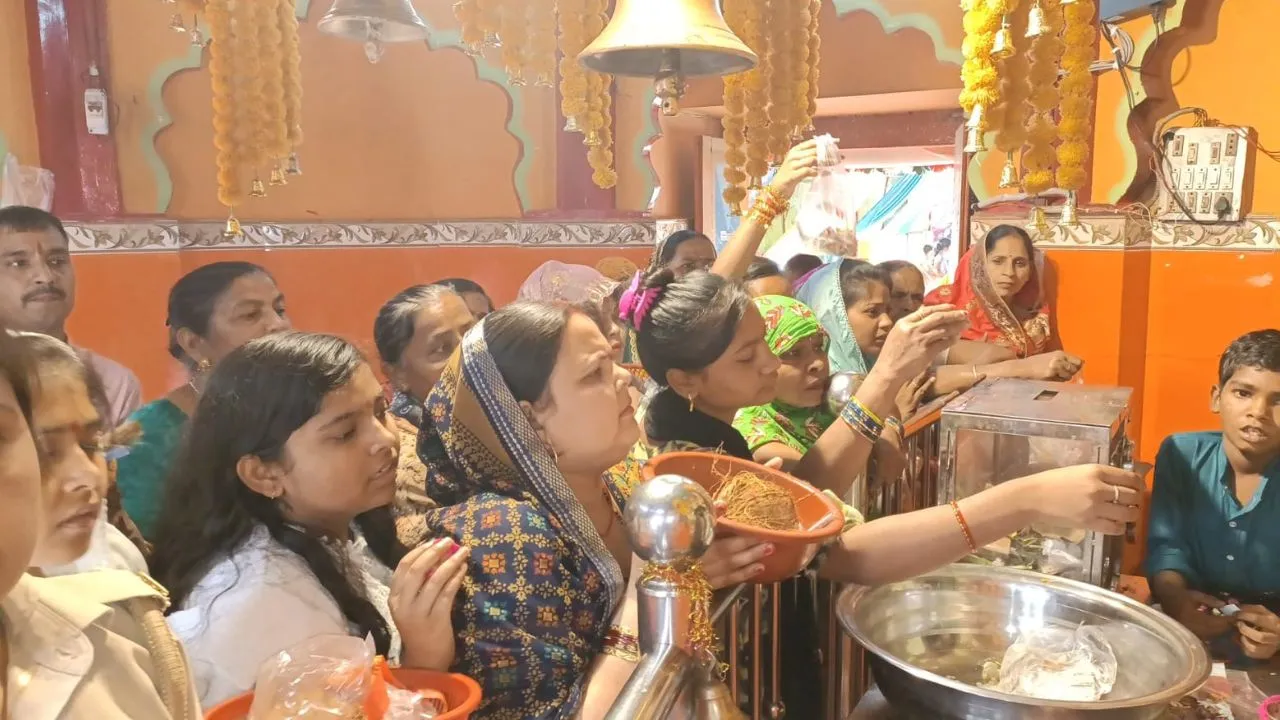 Chaitra Navratri 2024: फर्रुखाबाद में नवरात्र के आठवें दिन हुई मां गौरी की पूजा, मंदिरों में रही भक्तों की भीड़