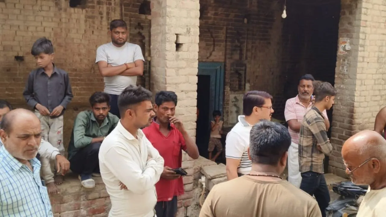 Fatehpur Accident : डंपर और मौरंग लदे ट्रक में आमने-सामने भिड़ंत...हादसे में बाइक सवार की मौत