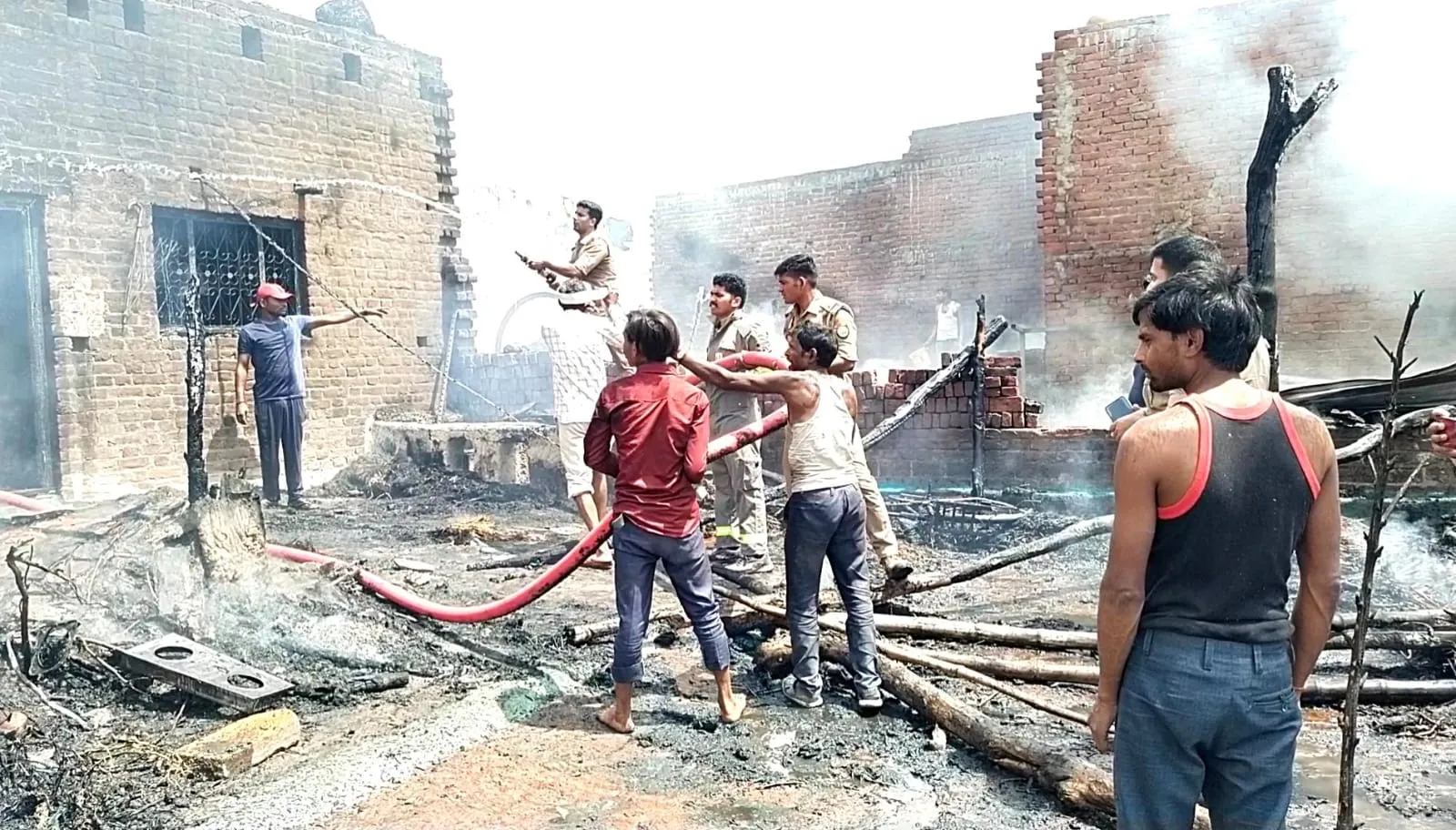 शाहजहांपुर: रायपुर गांव में आग का तांडव, आधा दर्जन छप्परदार घर जले...दमकल की दो गाड़ियों ने पाया काबू