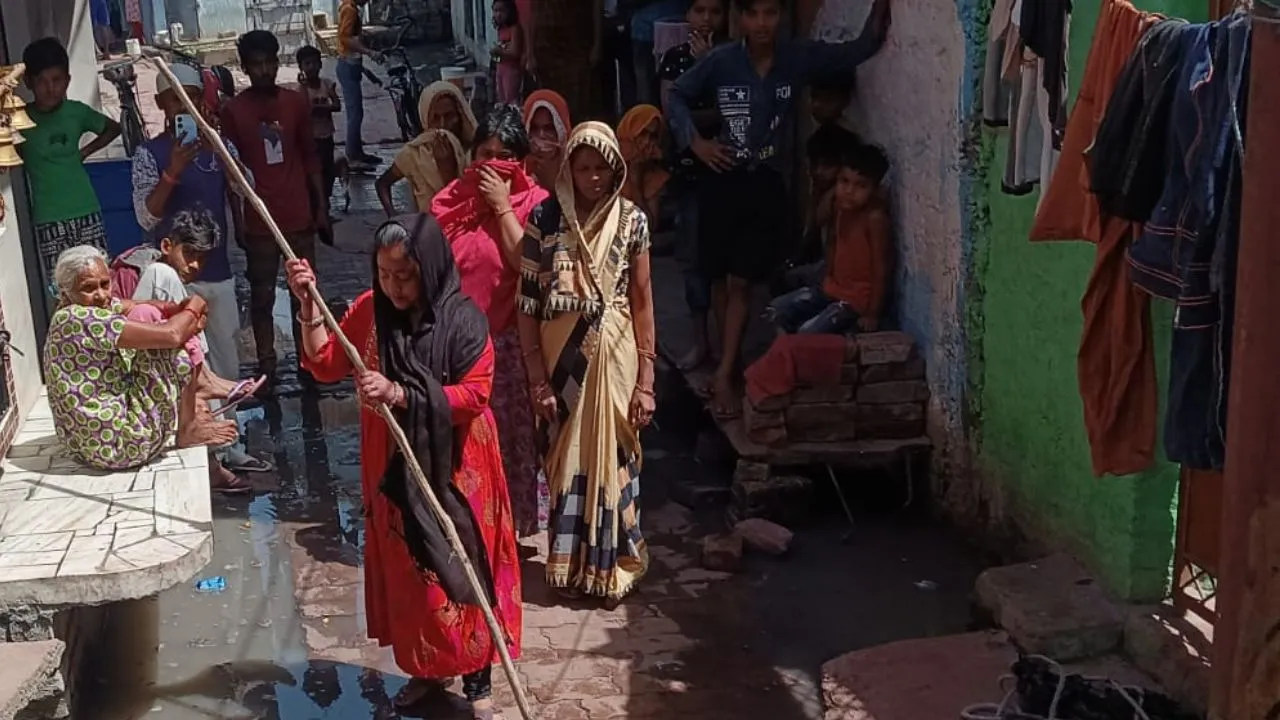 Kanpur: महिला पार्षद खुद ही सीवर में करने लगी सफाई, बोली- अधिकारी नहीं लेते सुध, उनके घरों में फेंकेगें गंदा पानी, देखें- VIDEO