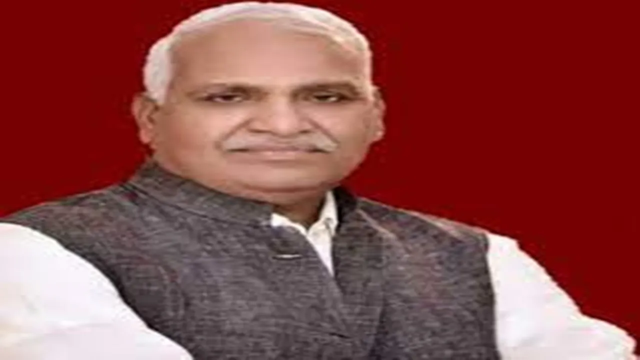 लोकसभा के चुनाव में एक तरफ संविधान बदलने वाले तो दूसरी तरफ संविधान बचाने वाले है मतदाता जागरूक है- सपा प्रत्याशी बाबू सिंह कुशवाहा
