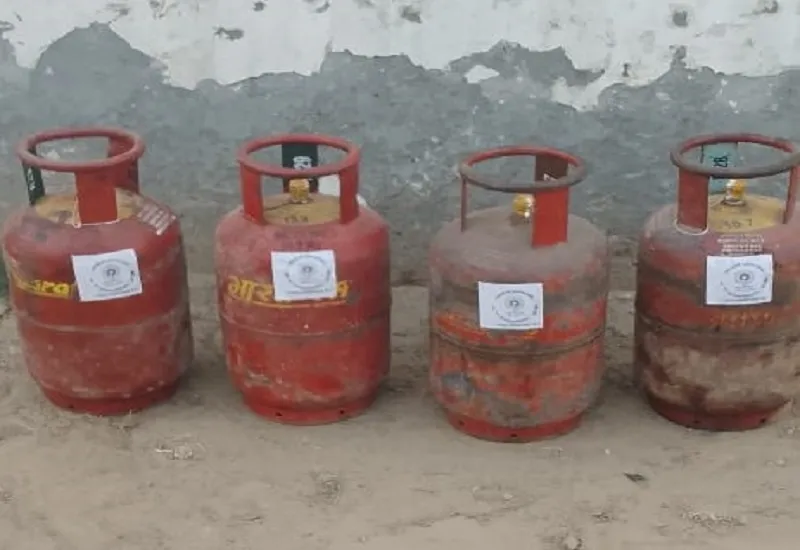 संभल : आपकी रसोई का गैस सिलेंडर भी देगा मतदान करने का संदेश, लगे स्टीकर