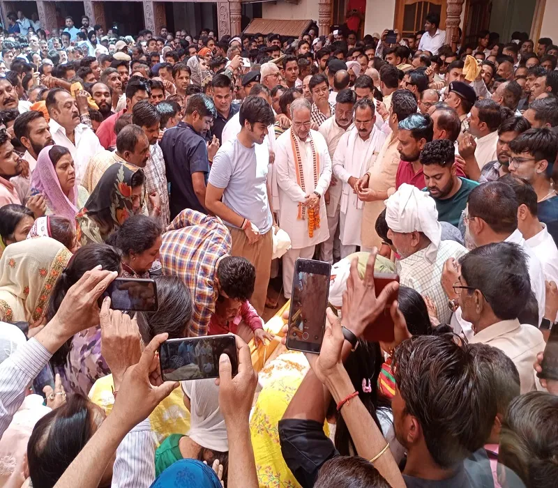 मुरादाबाद : अंतिम दर्शन को कुंवर सर्वेश के पैतृक गांव में उमड़ी भीड़, प्रदेश अध्यक्ष भूपेंद्र चौधरी-डिप्टी सीएम ब्रजेश पाठक समेत ये नेता पहुंचे 