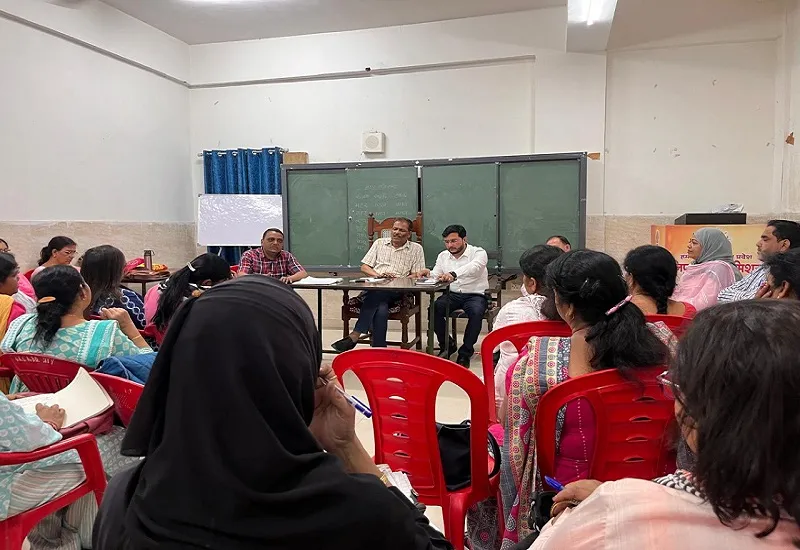 मुरादाबाद : 'स्कूल चलो अभियान में प्रधानाध्यापक दिखाएं गंभीरता, बढ़ाएं नामांकन'