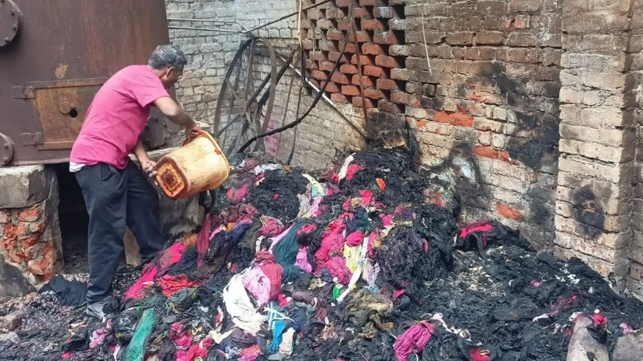Farrukhabad Fire: छपाई कारखाने में लगी आग...लाखों का कपड़ा व उपकरण जलकर राख