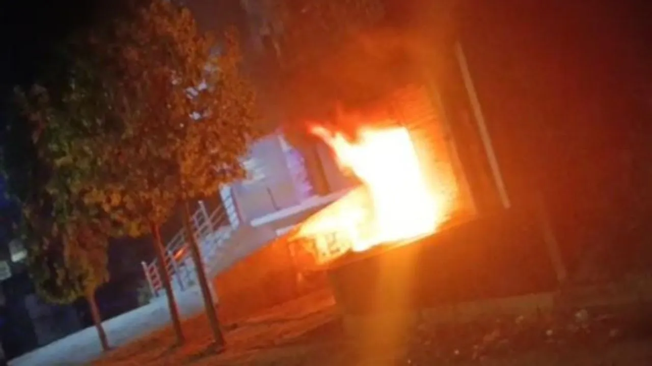 Etawah Fire: दुकान और मकान में लगी आग, लाखों की नुकसान, मकान मालिक हुए बदहवास