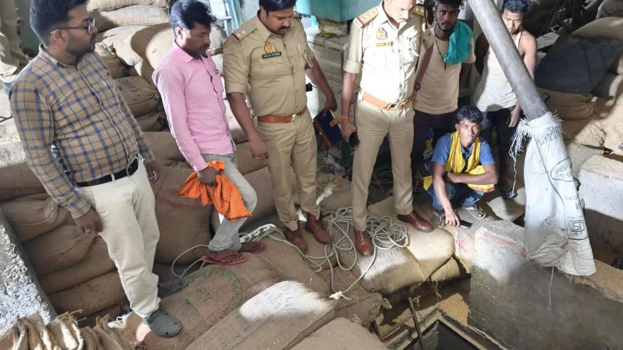 Etawah News: मोबाइल निकालने गया मजदूर टैंकर में गिरा...मौत, परिजनों में मची चीख-पुकार