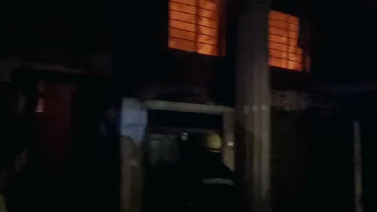 Kanpur Fire: बिल्डिंग में बने होजरी कारखाने में लगी आग...दमकल कर्मियों ने कड़ी मशक्कत कर पाया काबू
