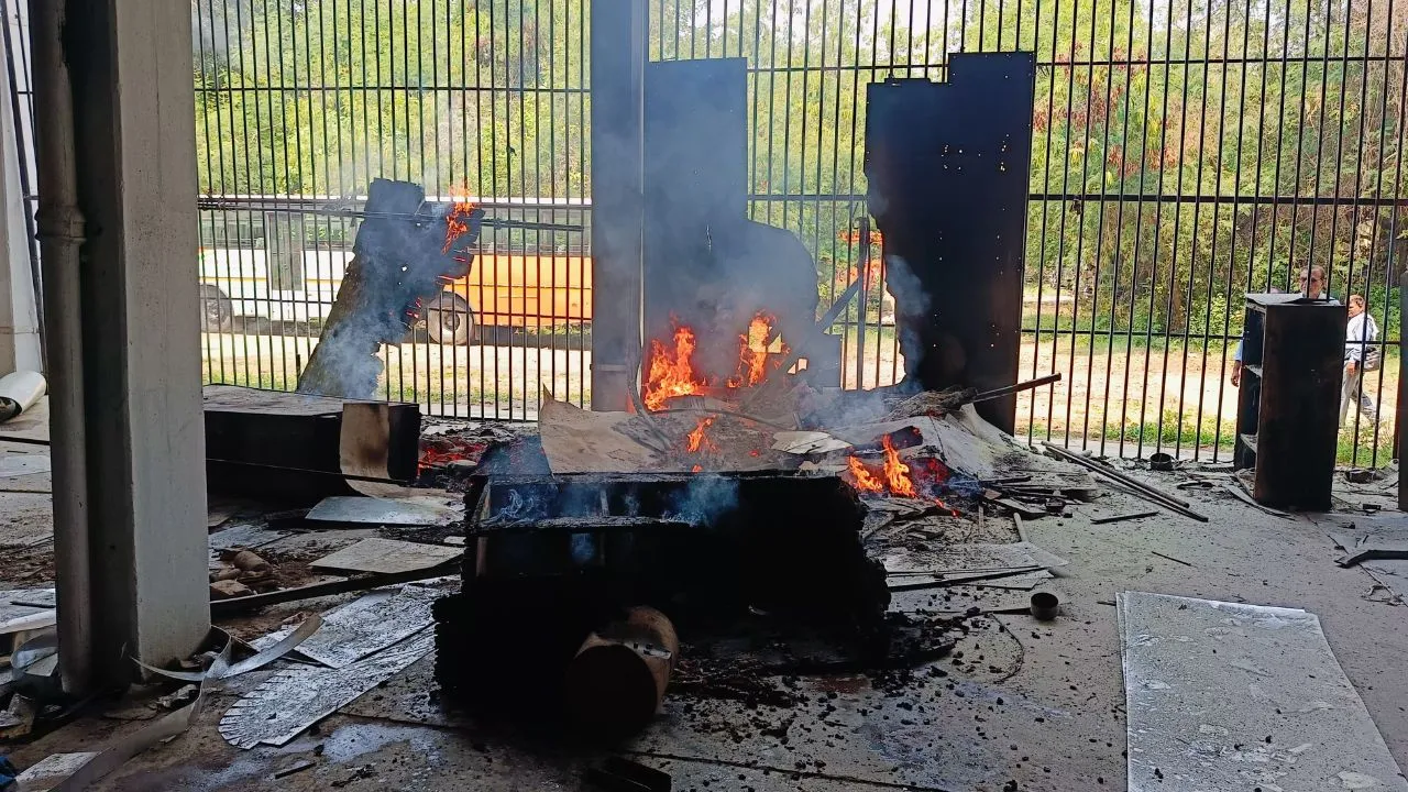 Kanpur में दो जगह लगी आग...रोडवेज कार्यशाला में फायर बिग्रेड के समय से पहुंचने पर टला बड़ा हादसा