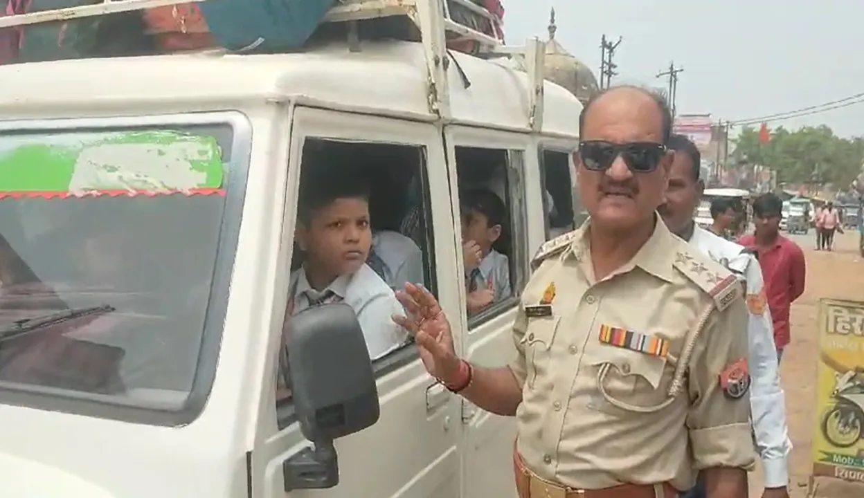  ट्रैफिक इंस्पेक्टर, जौनपुर द्वारा मानक से अधिक स्कूली बच्चों को बैठाने वाले बोलोरो सीज