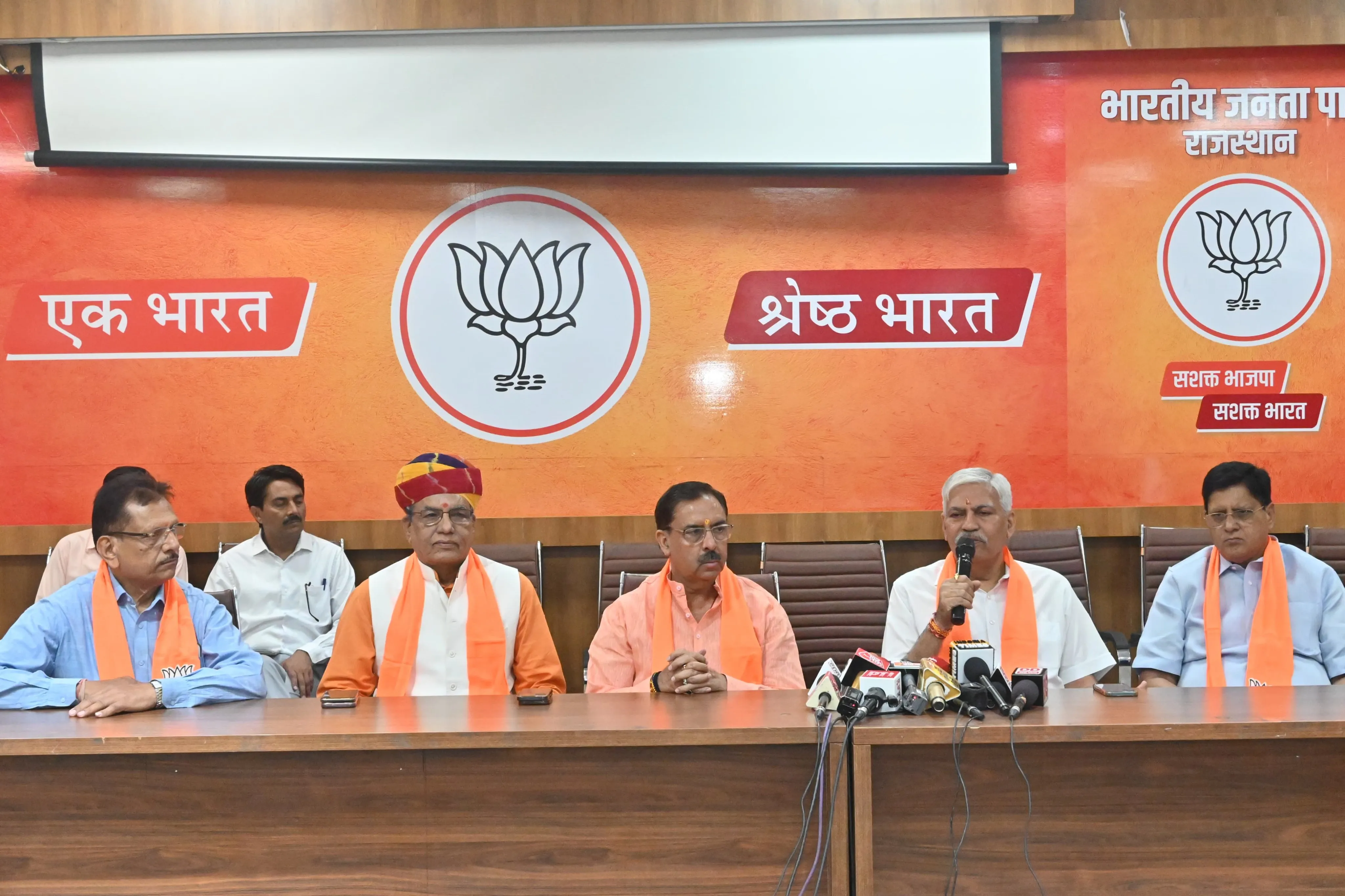 राजस्थान के चर्चित पुलिस ऑफिसर भाजपा में हुए शामिल, अशोक गहलोत को लेकर कही ये बात