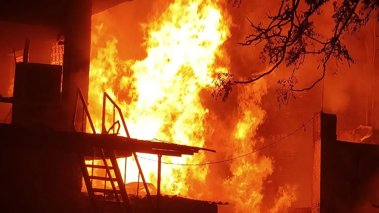 Kanpur Fire: स्क्रैप गोदाम में भीषण आग...चार घंटे की मशक्कत कर 10 फायर बिग्रेड ने पाया काबू, 50 लाख का माल खाक