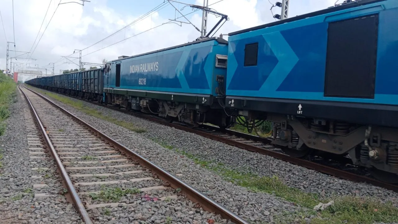 Auraiya: प्रेशर पाइप खुलने से 30 मिनट तक खड़ी रही मालगाड़ी...तेज धूप में जाम से कराह उठे लोग