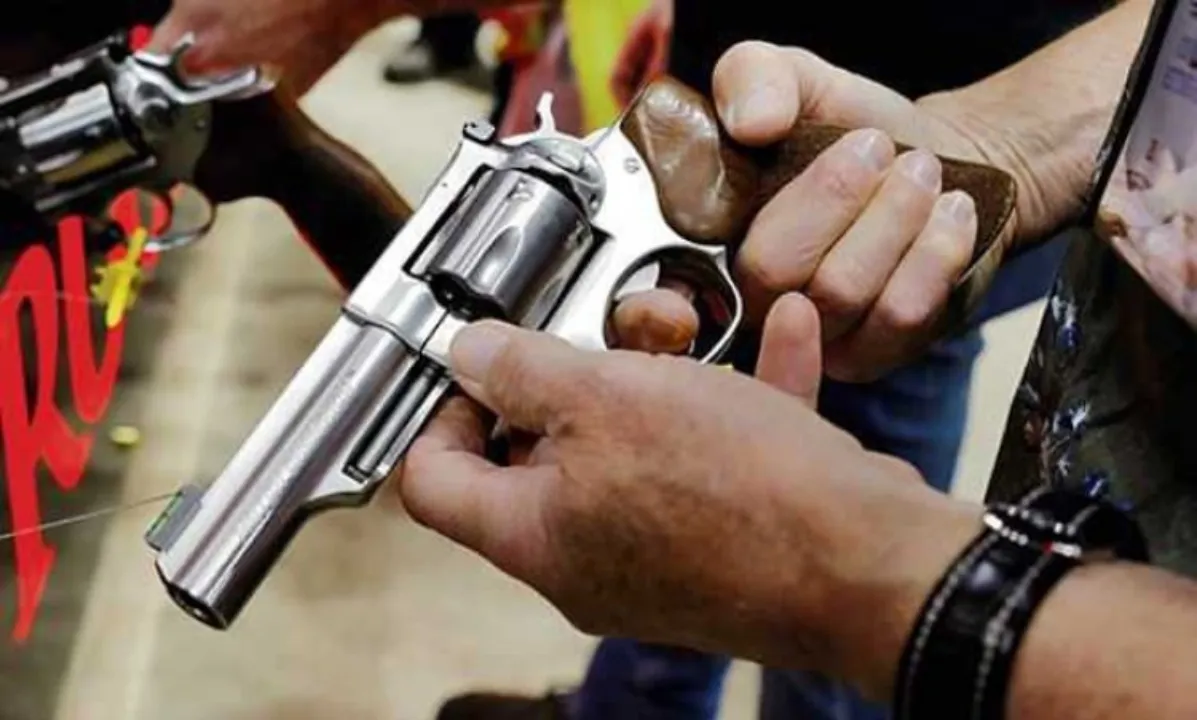 एक तरफ पुलिस का फरमान दूसरी तरफ कोर्ट का आदेश, किसका पालन करें लखनऊ की जनता 