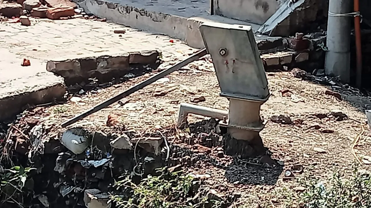 Unnao News: राहगीरों की प्यास बुझाने वाले अधिकांश हैंड पंप बने शोपीस...लोग पानी खरीदकर पीने को हो रहे मजबूर