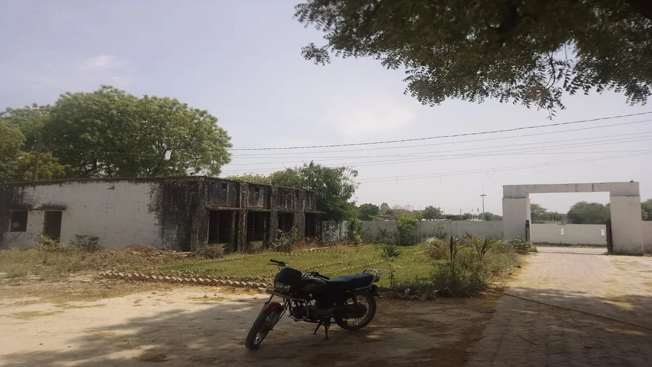 अमेठी: 95 स्कूल भवनों के ऊपर से गुजर रही HT लाइन, दुर्घटना के खतरों पर अफसर मौन