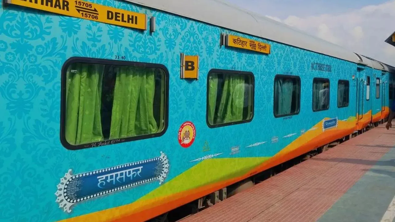 Kanpur Central Station में टला बड़ा हादसा...ट्रेन के कोच की छत पर लेटा युवक, फिर हुआ जो जानकर आप भी हो जाएंगे हैरान
