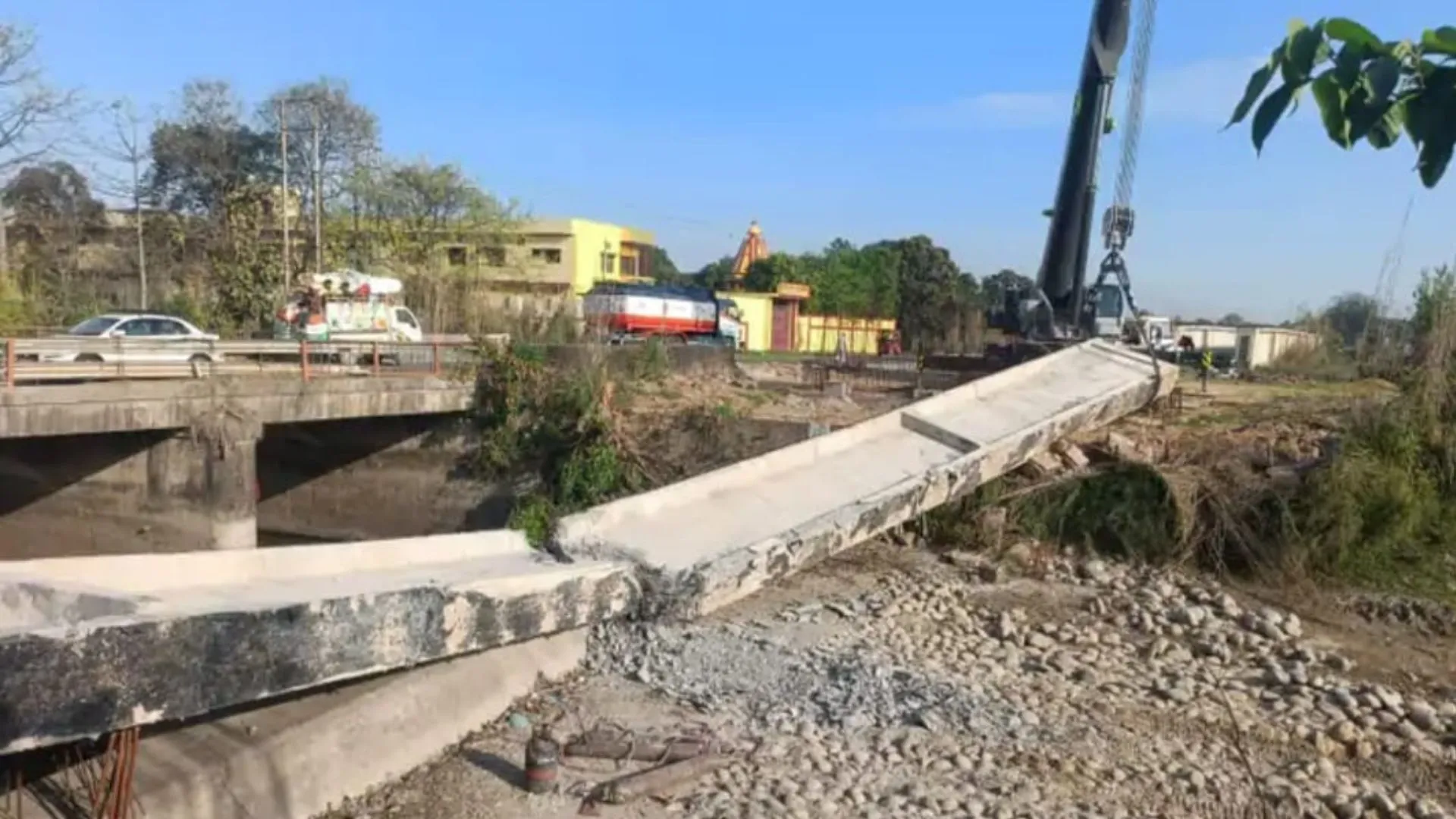 बिजनौर: पूर्वी गंगनहर के पुल का गार्डर दो टुकड़ों में टूटा, मजदूरों में मची अफरा तफरी