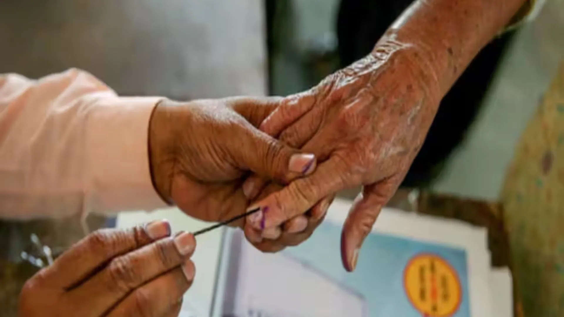 बरेली: नौकरी छोड़ चुके दो बैंक कर्मियों की लगा दी चुनाव में ड्यूटी, मांगा स्पष्टीकरण 