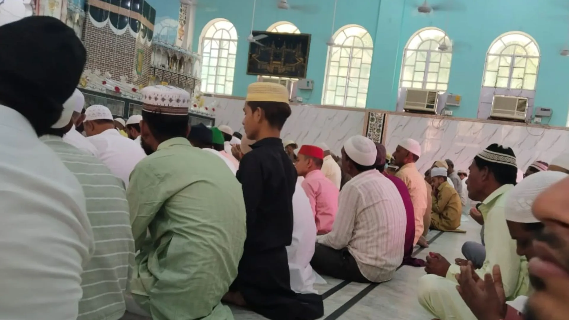 बरेली: सकुशल सम्पन्न हुई ईद-उल-फितर की नमाज, मांगी अमन चैन की दुआ...ड्रोन से की गई निगरानी